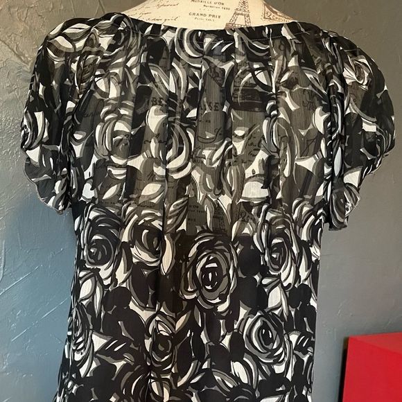 Liz Claiborne Flounce Floral Top - Picture 8 of 13